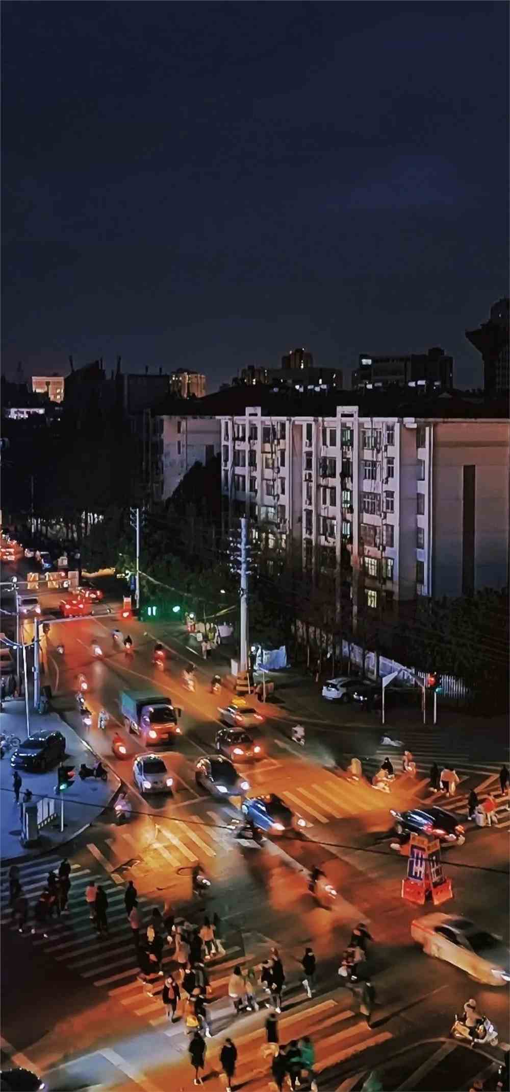 夜色降临 十字路口好像更加热闹 上晚自习或是回宿舍 看到等在门口的