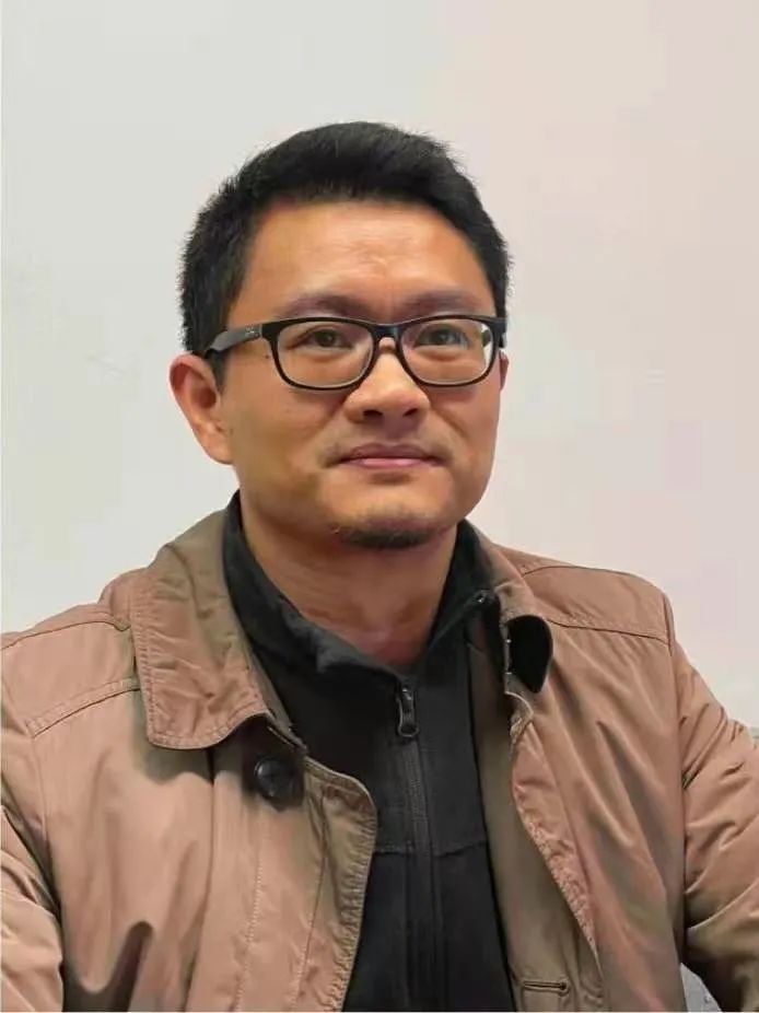 2小时 考试题目:人物头像素描,提供人物彩色照片,戴眼镜的男中年 考试
