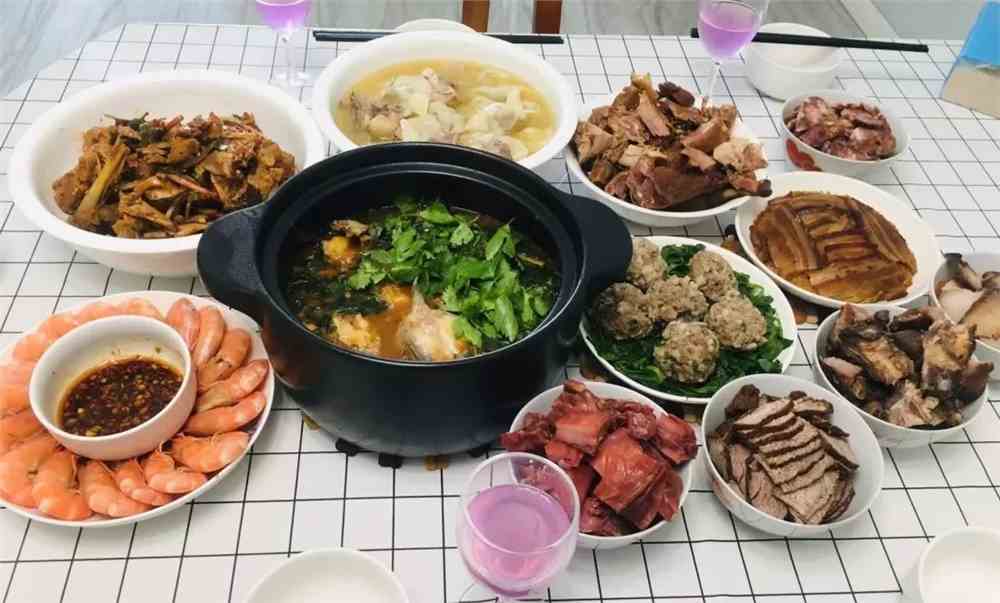 一家人围桌吃饭 举杯欢庆 在零点钟声响起时 烟花绽放 家人笑颜如花
