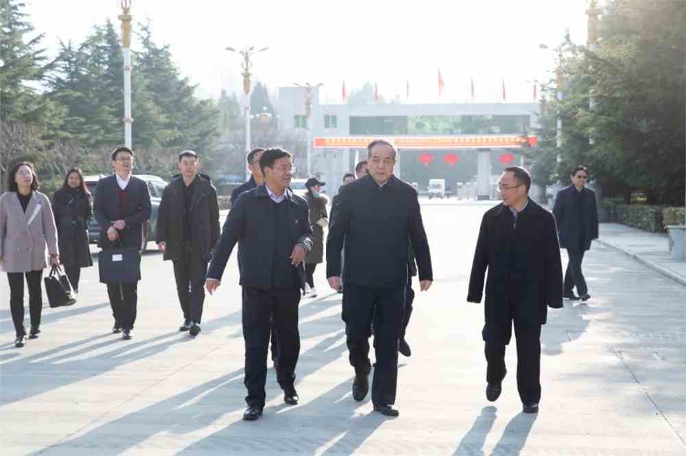 汪海洲,自治区政协副主席,区教育厅党组书记杜建功陪同参加有关活动