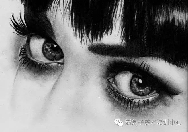 艺术家emmykalia的素描作品《一滴眼泪》,太美了