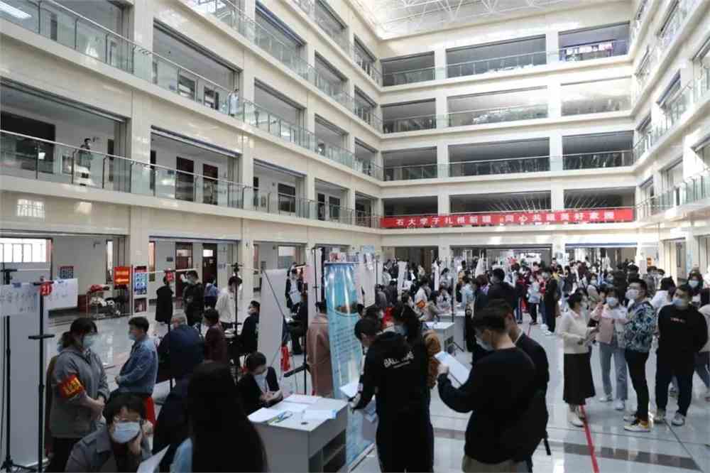 石河子大学举行的招聘会现场.