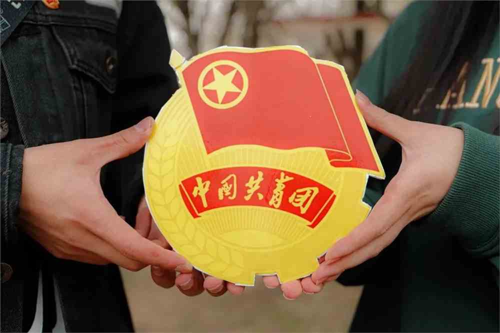 美丽中环中环青年与团徽合影展现青春活力