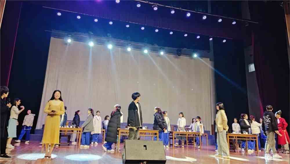 演出当天,紧张有序地走场,熟悉舞台站位,调整现场布置