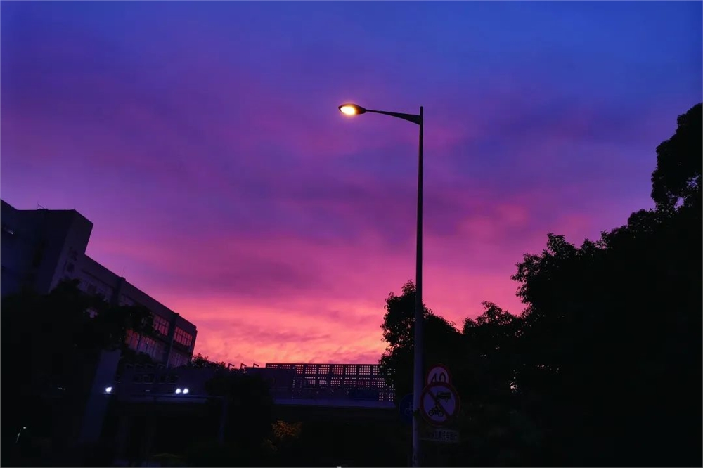 在广大路口拍摄,在那橙色晚霞的余晖下的孤独路灯显得格外显眼