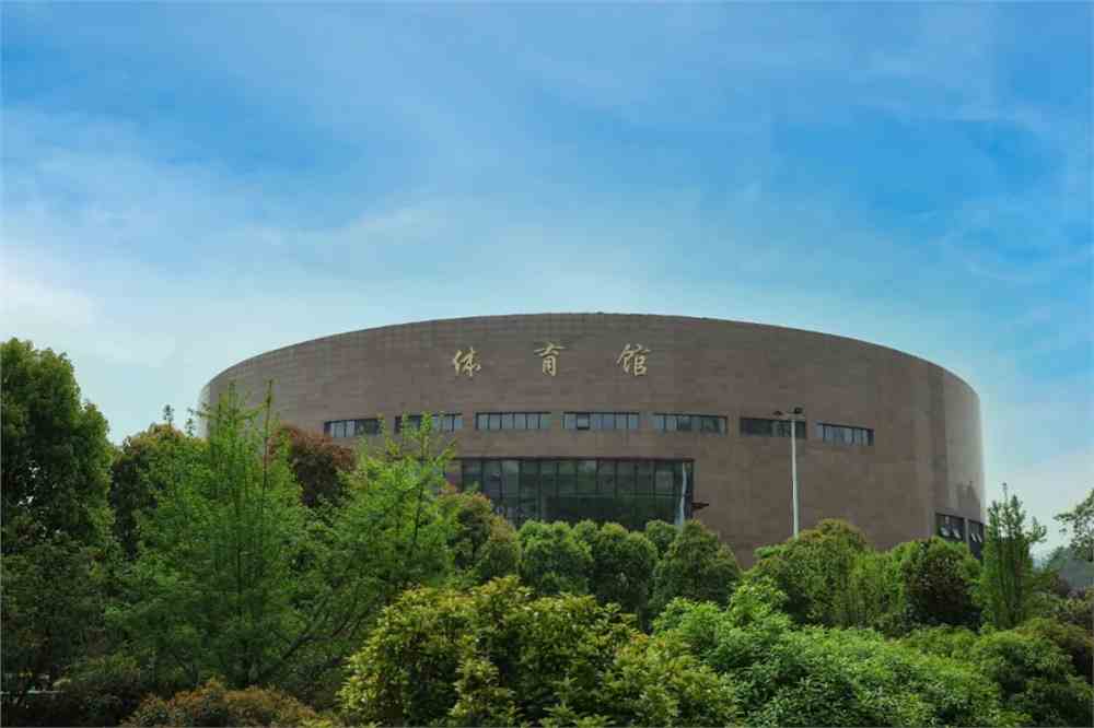 相熟的同学,温柔的老师一起拍一张合照 印山书院 体育馆门前 信息楼