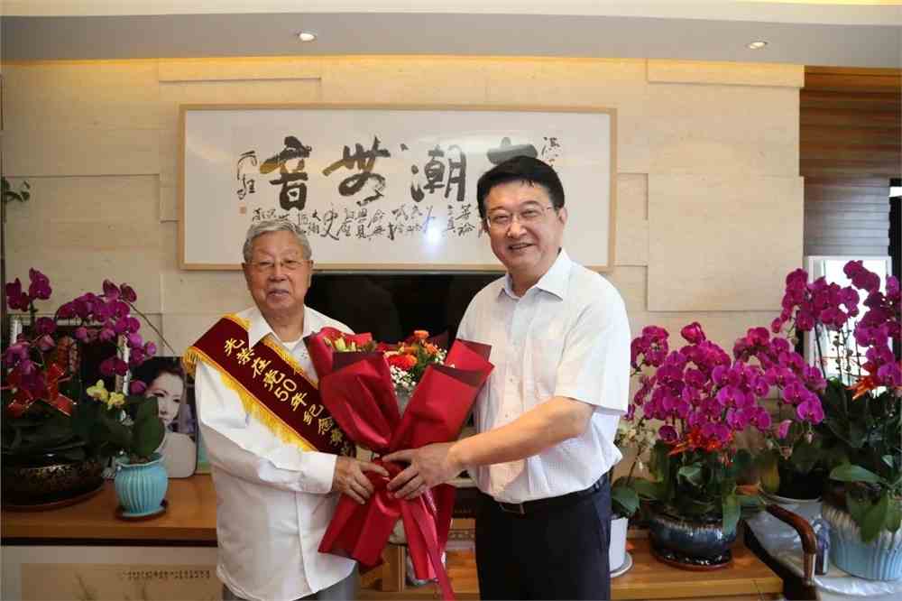 近日,校党委书记周浩波走访慰问老党员,辽宁大学原校长冯玉忠同志.