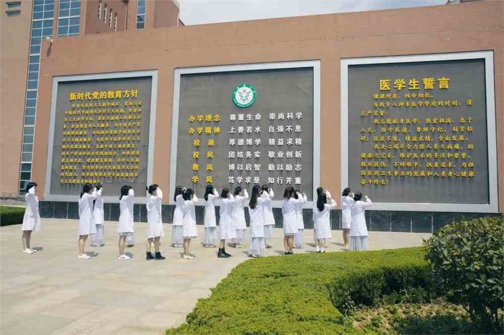 离开之前穿上白大褂 再次宣读医学生誓言 回顾一下最初的梦想与坚持
