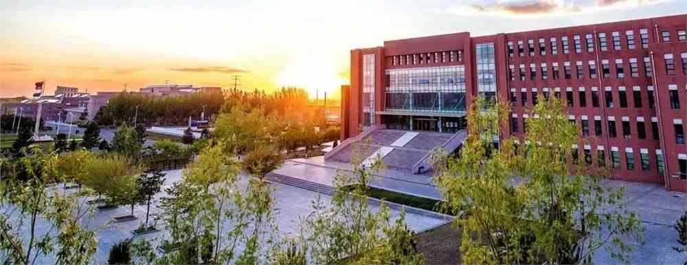 一,,,,工艺美术学院成立于2018年10月,是在内蒙古师范大学深化艺术类