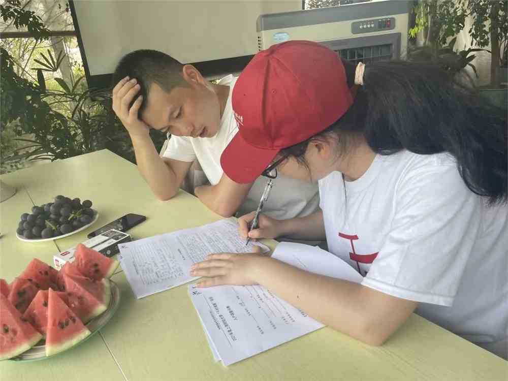 骄阳如火,也不能阻挡大家高昂的士气和调研的热情.