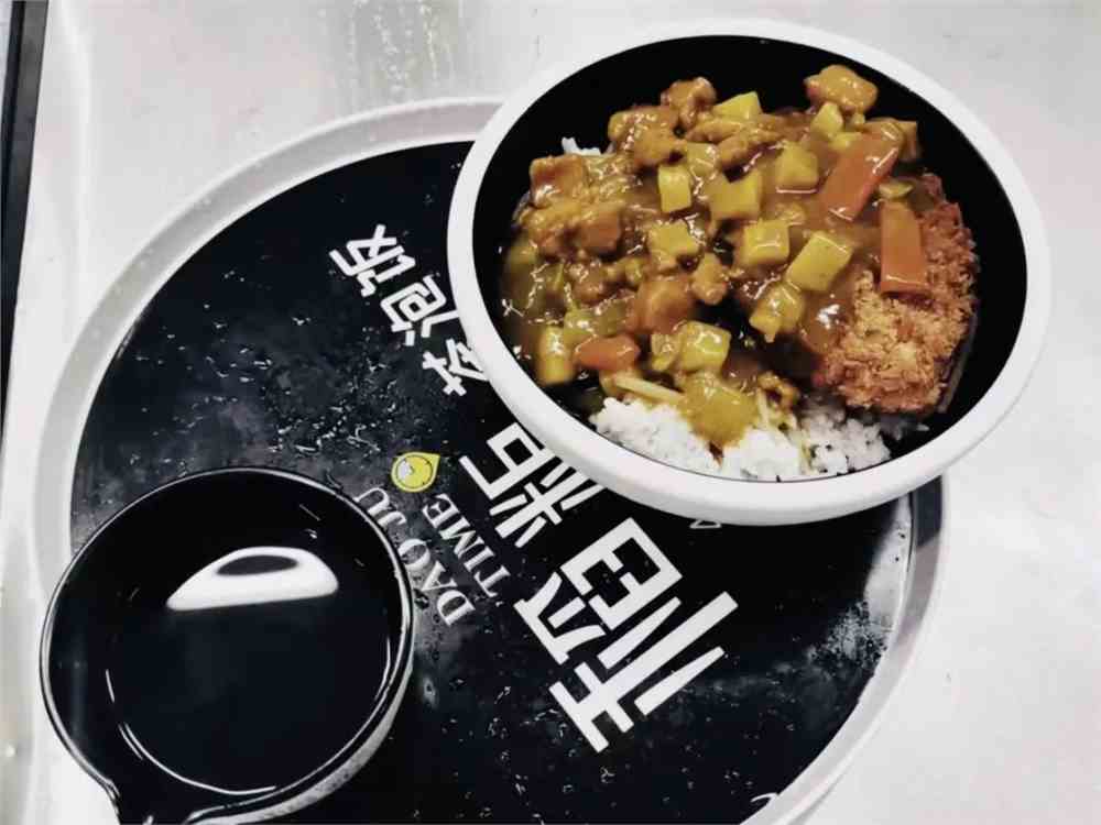 二层,三层有各类风味小吃,如煲仔饭,兰州牛肉拉面,重庆小面,犀米家,嗨