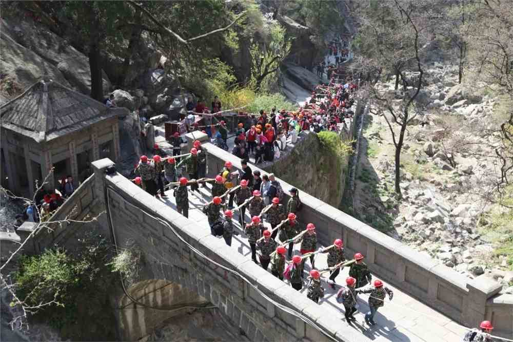 当代挑山工,走出登泰山的第五条路