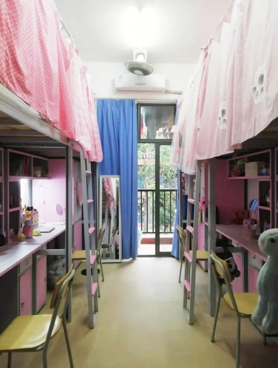 东一到东八都是女生宿舍来的,而且离清风楼都很近的.