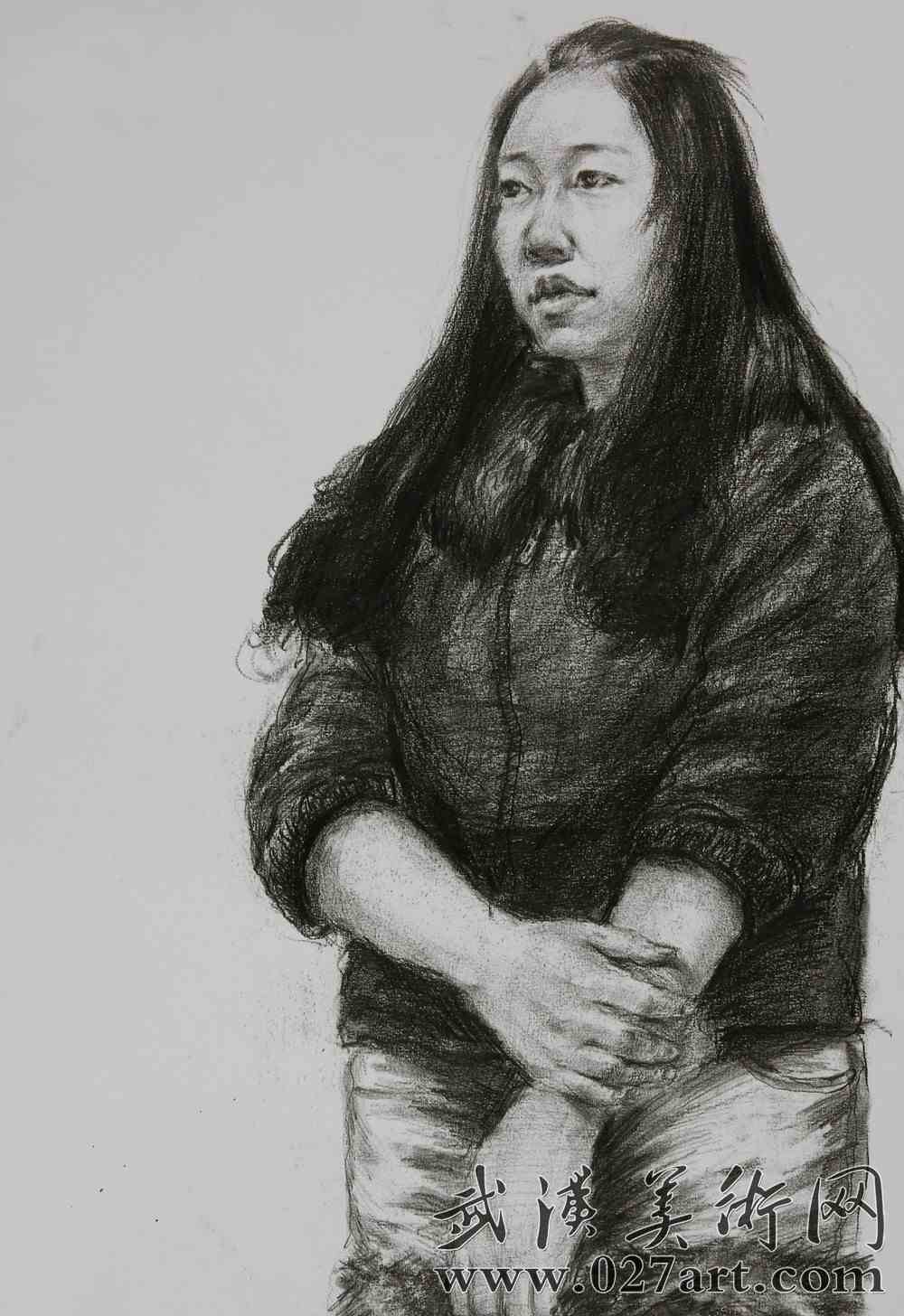 素描半身带手,四分之三面站姿的女大学生半身带手,半身带手作品,半身