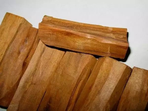 燃烧檀香的功效与作用(点檀香的禁忌)