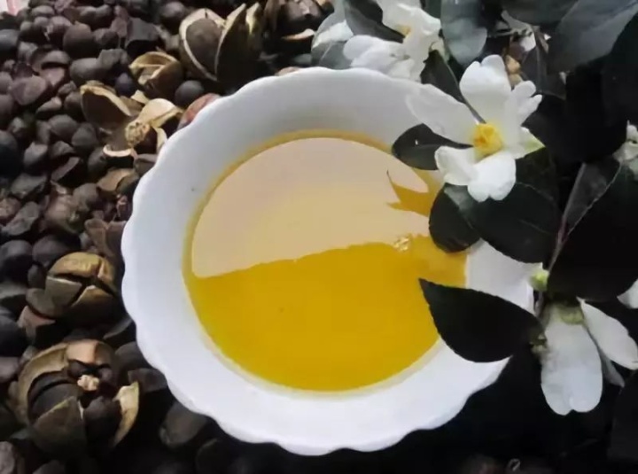 茶油擦脸的功效与作用(脸长期涂茶油会怎么样)